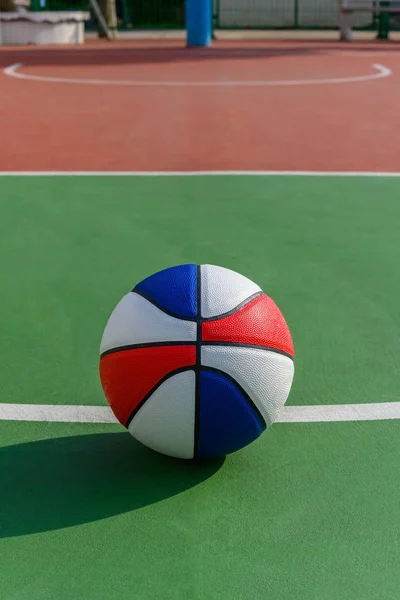 Ballon Basket Coloré Sur Dessus Zone Tir Court Extérieur — Photo