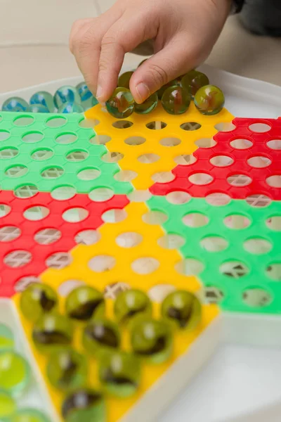 Kind Spielt Steine Vertikale Komposition — Stockfoto