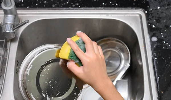 Mytí Nádobí Kuchyňském Dřezu Mýdlovou Houbou — Stock fotografie