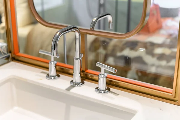 Modern Bathroom White Washbasin Chrome Faucet — Stock Photo, Image