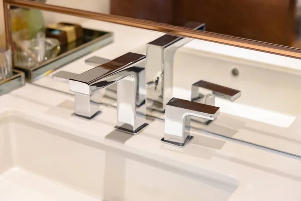 Modern Bathroom White Washbasin Chrome Faucet — Stock Photo, Image