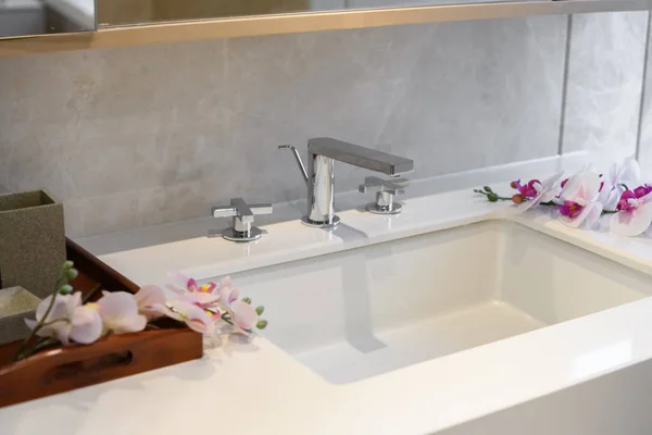 クロム蛇口付きの白い洗面器付きのモダンなバスルーム — ストック写真