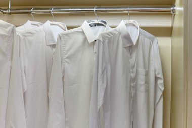 kapalı bir dolapta giyim rafına asılı gömlek