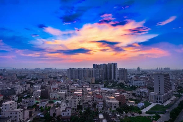 Zona residencial en un suburbio chino por la noche con beautif —  Fotos de Stock