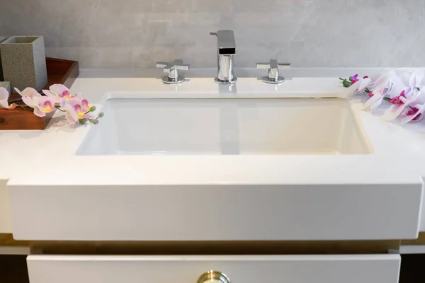 Moderní Koupelna Bílým Umyvadla Chromovanými Kohoutky — Stock fotografie