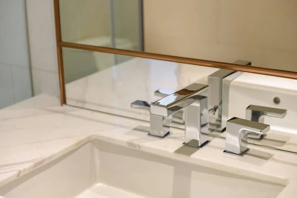 Moderní Koupelna Bílým Umyvadla Chromovanými Kohoutky — Stock fotografie