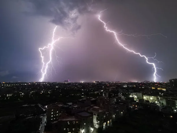 嵐が来る前の夜に稲妻 — ストック写真
