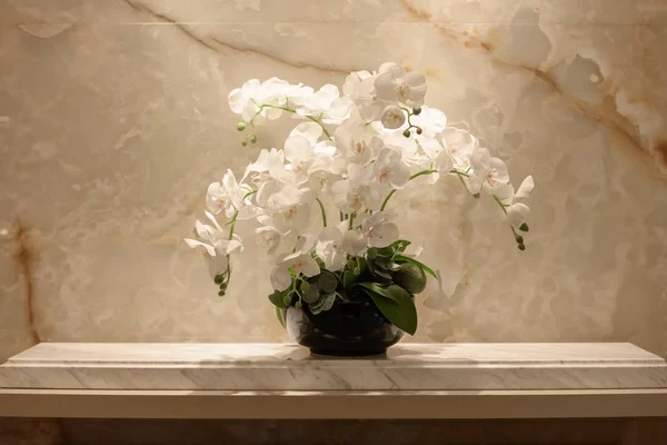 Orquídea Artificial Branca Uma Mesa Interior — Fotografia de Stock