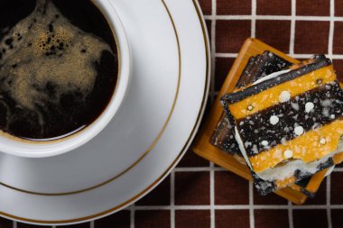 beyaz krema dolgulu kahve ve sandviç bisküvi yığını üst görünüm fincan