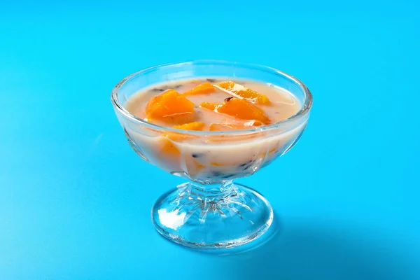 Tazza di vetro di sciroppo cinese di patate dolci e riso viola — Foto Stock