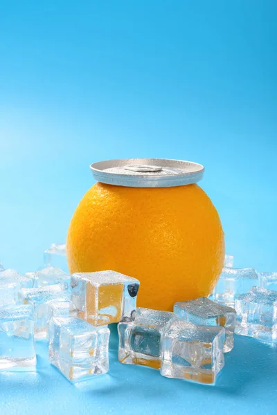 侧视图可以顶上一个新鲜的橙色概念的有机和新鲜的橙汁 — 图库照片