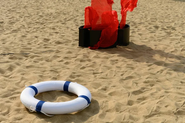 Boya Azul Sobre Arena Con Una Máquina Soplado Cerca — Foto de Stock