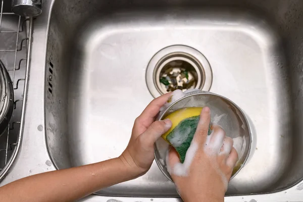 Junge Spült Geschirr Der Spüle Mit Seifigem Schwamm — Stockfoto