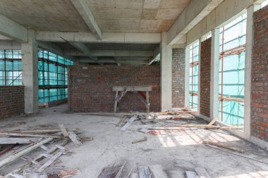 koruma iskelesi ve örgü lüzuntuzuna sahip bir unfinshed binanın içinde