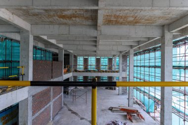 koruma iskelesi ve örgü lüzuntuzuna sahip bir unfinshed binanın içinde