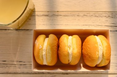 güneşli bir sabah soya sütü fincan ile krema dolu kekler üst görünümü