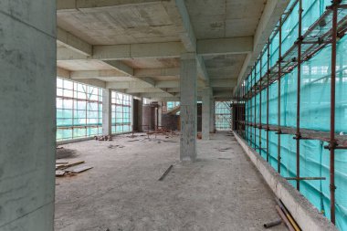 koruma iskelesi ve örgü çevrili bitmemiş bir binanın içinde