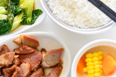 üst görünümü Barbekü domuz eti ve sebze ve mısır çorbası ve pirinç