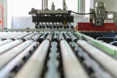 bir fabrikada kontrplak makine işleme