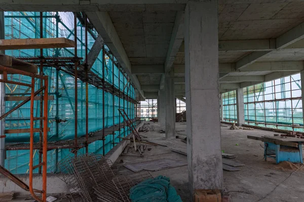 Koruma Iskelesi Örgü Çevrili Bitmemiş Bir Binanın Içinde — Stok fotoğraf