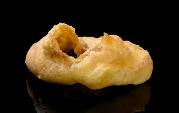 Donut Frito Estilo Chino Con Bocado Sobre Fondo Negro — Foto de Stock