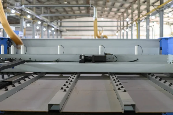 工場で合板を取り扱う機械 — ストック写真