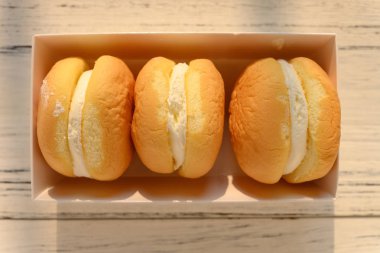 güneşli bir sabah krem dolum ile kek üst görünüm kutusu