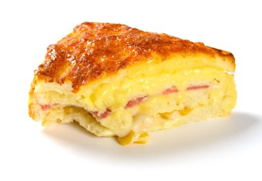 beyaz arka plan üzerinde bir ısırık ile Barbekü domuz eti ve mısır ile yan görünüm sandviç