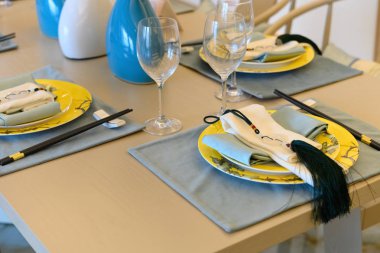 bir evde güzel masa ayarı