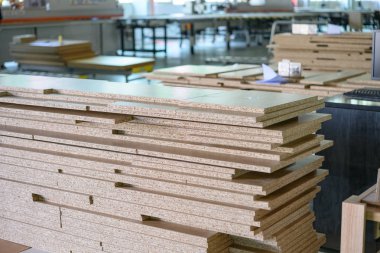 Mdf panoları fabrika atölyesi içinde yığılmış
