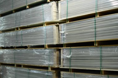 ambalaj ve depo içinde yığılmış mallar