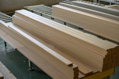 Mdf panoları fabrika atölyesi içinde yığılmış
