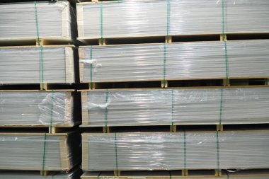 ambalaj ve depo içinde yığılmış mallar