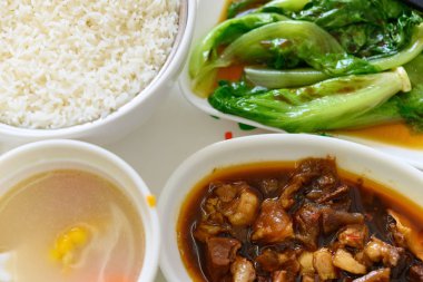 üst görünümü lahana ve mısır çorbası ve pirinç ile kızarmış dana yanakları