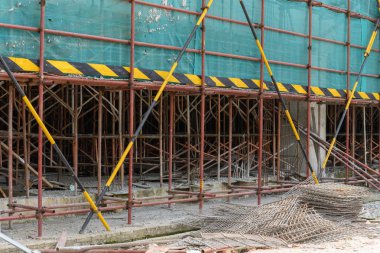 bitmemiş bir binada iskele ve koruma ağları