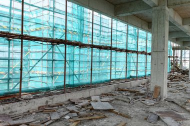 koruma iskelesi ve örgü çevrili bitmemiş bir binanın içinde