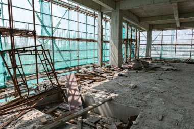 koruma iskelesi ve örgü çevrili bitmemiş bir binanın içinde