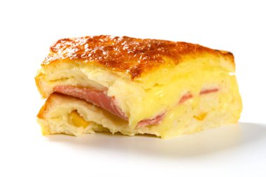 Yan görünüşte yarısı yenmiş sandviçle domuz eti ve beyaz arka planda mısır.