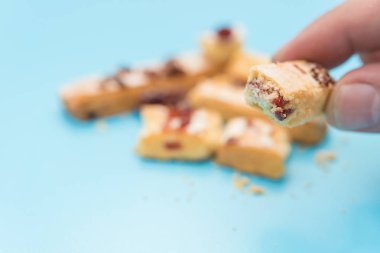 Mavi arka planda yaban mersinli tatlı pasta yemek
