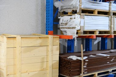 yatay kompozisyon içinde fabrika ambarı