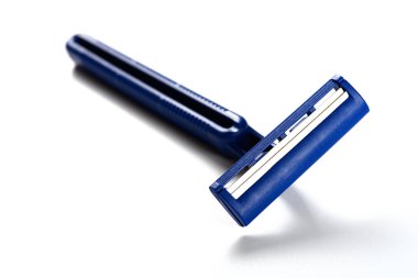 beyaz zemin üzerinde mavi tek kullanımlık tıraş makinesi