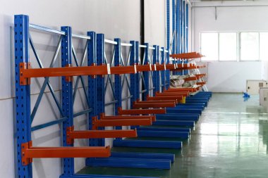 yatay kompozisyon içinde fabrika ambarı