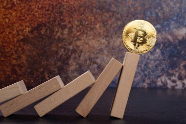 Domino bloklarından düşen bitcoin
