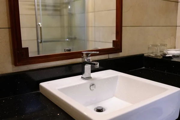 Otel Odasında Krom Musluğu Olan Beyaz Lavabolu Bir Banyo — Stok fotoğraf