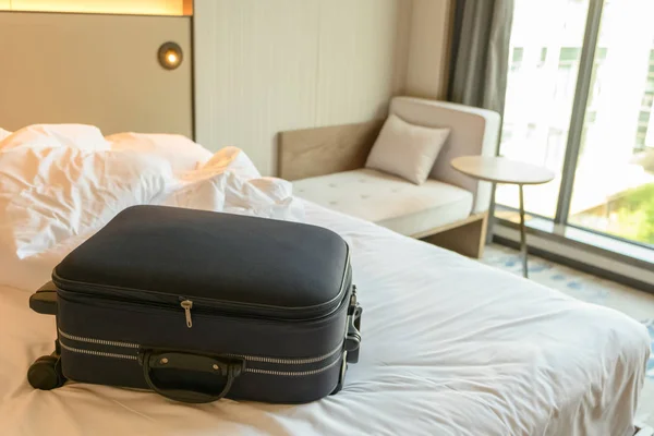 Blauwe Bagage Het Bed Van Een Hotelkamer — Stockfoto