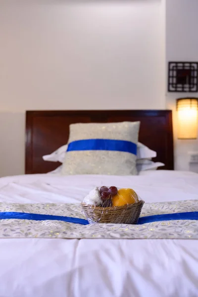 Mand Van Fruit Bed Een Hotelkamer Verticale Samenstelling — Stockfoto