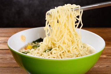 Çubuklar soslu hazır erişte topluyor.