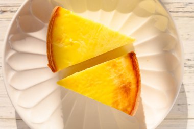 Güneşli bir sabahta iki parça peynirli kek.