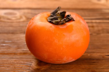 Tahta bir masada yan görünüm hurması