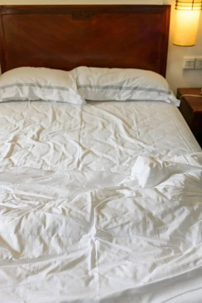 Bed Een Hotelkamer Met Ongevouwen Quilt Ochtend — Stockfoto